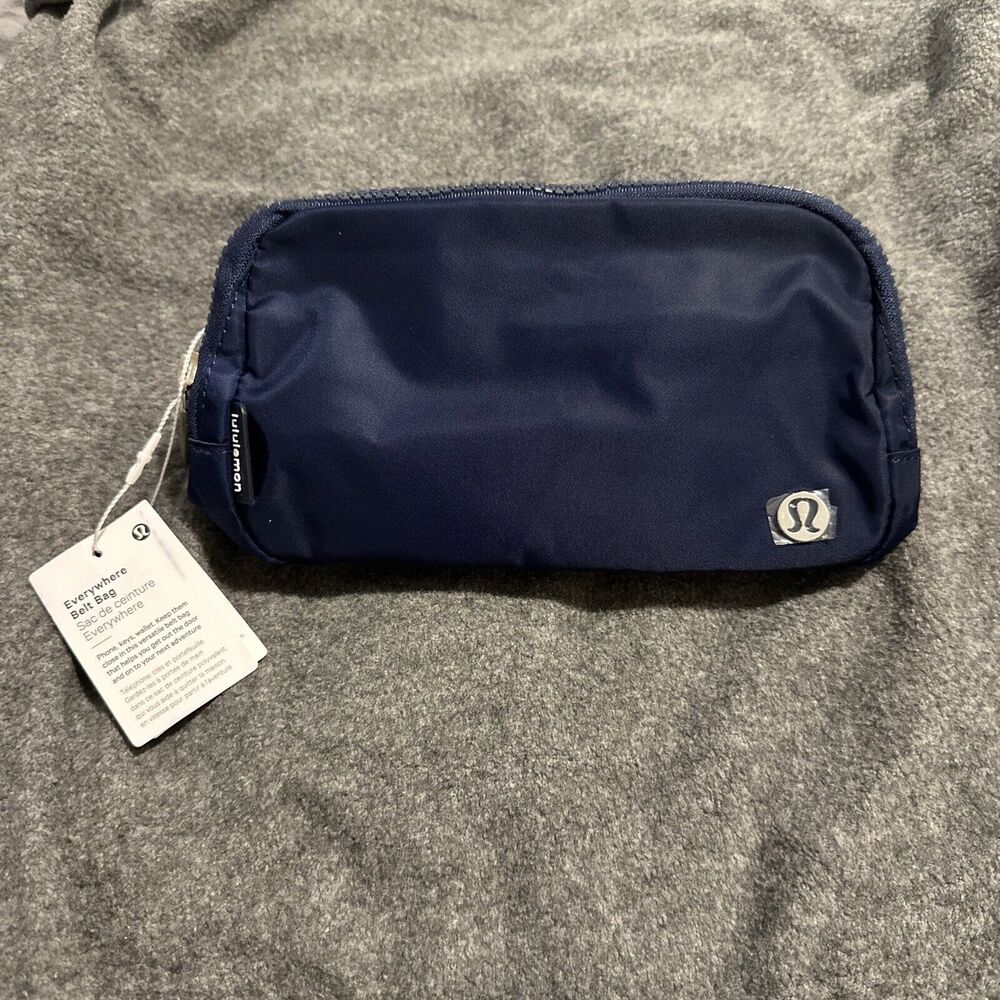 Lululemon Everywhere Belt Bag Navy 1L Brand New - Picture 2 of 4